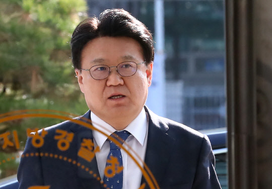 청사 도착한 황운하 청장      (대전=연합뉴스) 김준범 기자 = 황운하 대전지방경찰청장이 5일 오후 대전시 서구 둔산동 대전지방경찰청으로 들어가고 있다. 2019.12.5      psykims@yna.co.kr  (끝)